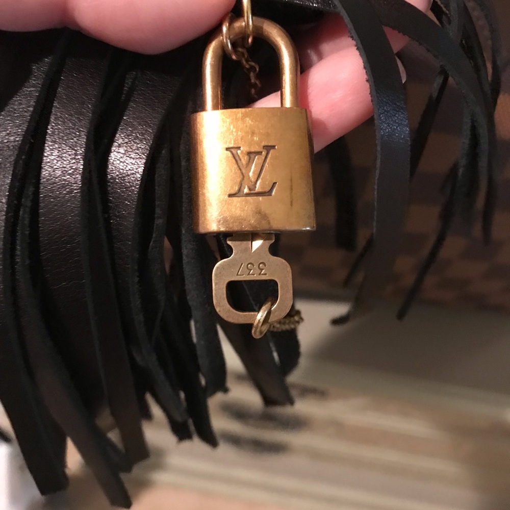 Louis Vuitton Tassel 💕BAG NOT INCLUDED - Picture 4 of 5
